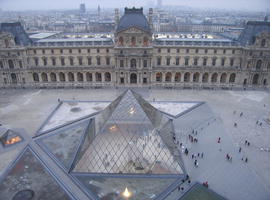 La pyramide du Louvre vue des toits